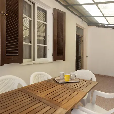 - Here&now In Front Of The Castle Tatil Evi Tresana